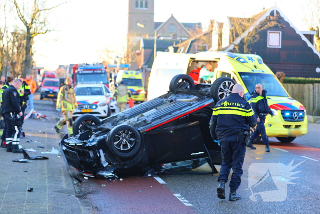 Automobilist klapt op lantaarnpaal en belandt op zijn kop