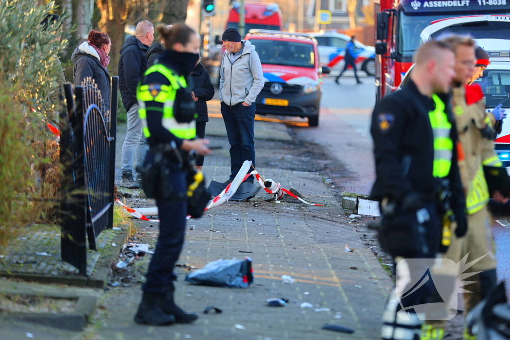 Automobilist klapt op lantaarnpaal en belandt op zijn kop