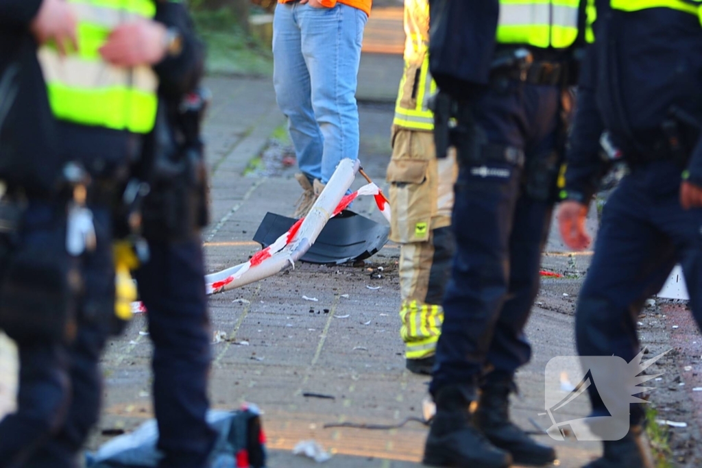 Automobilist klapt op lantaarnpaal en belandt op zijn kop