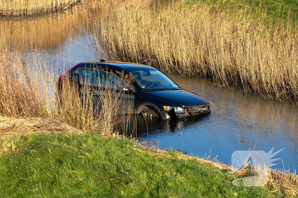 Automobilist verliest macht over het stuur en belandt in het water