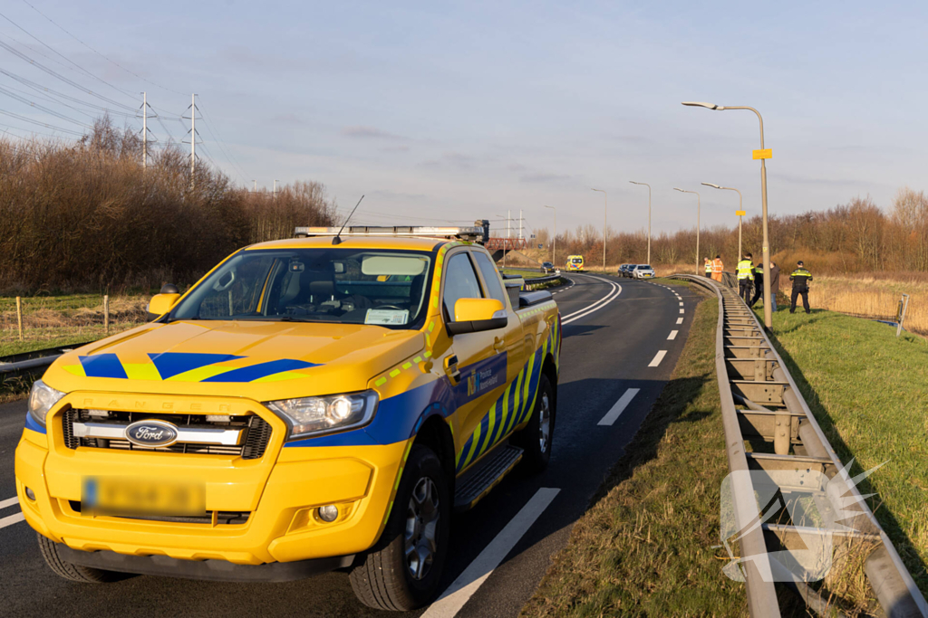 Automobilist verliest macht over het stuur en belandt in het water