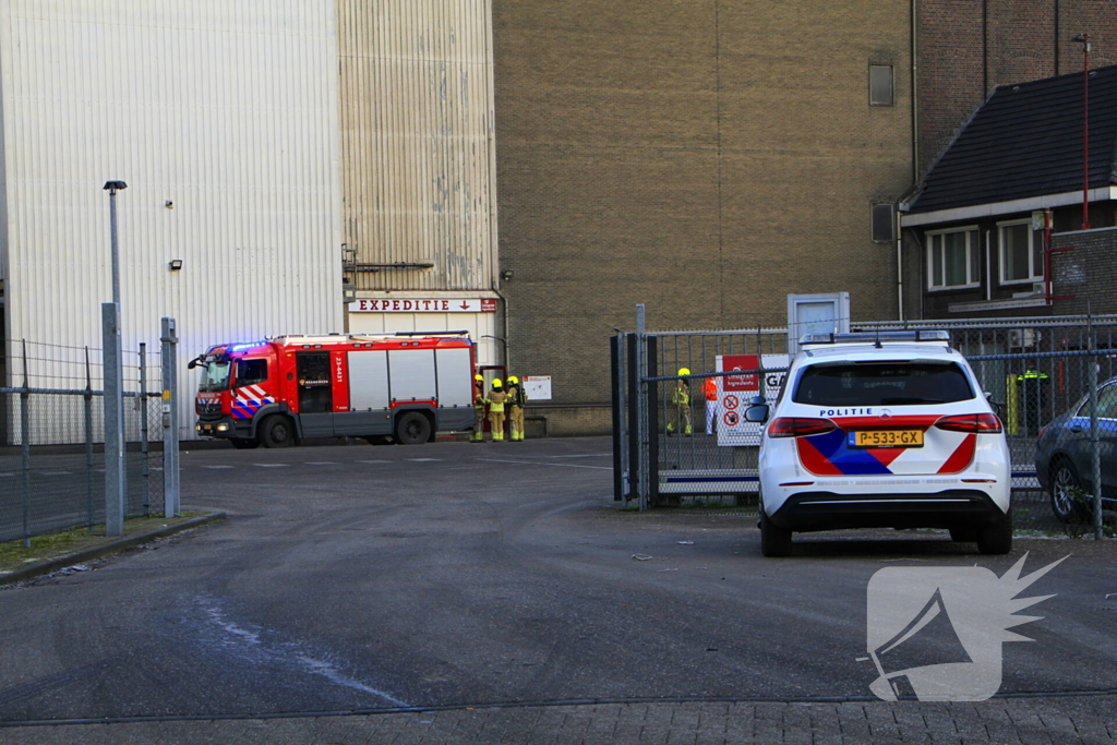 Brandweer blust brand in meelfabriek, gebouw ontruimd