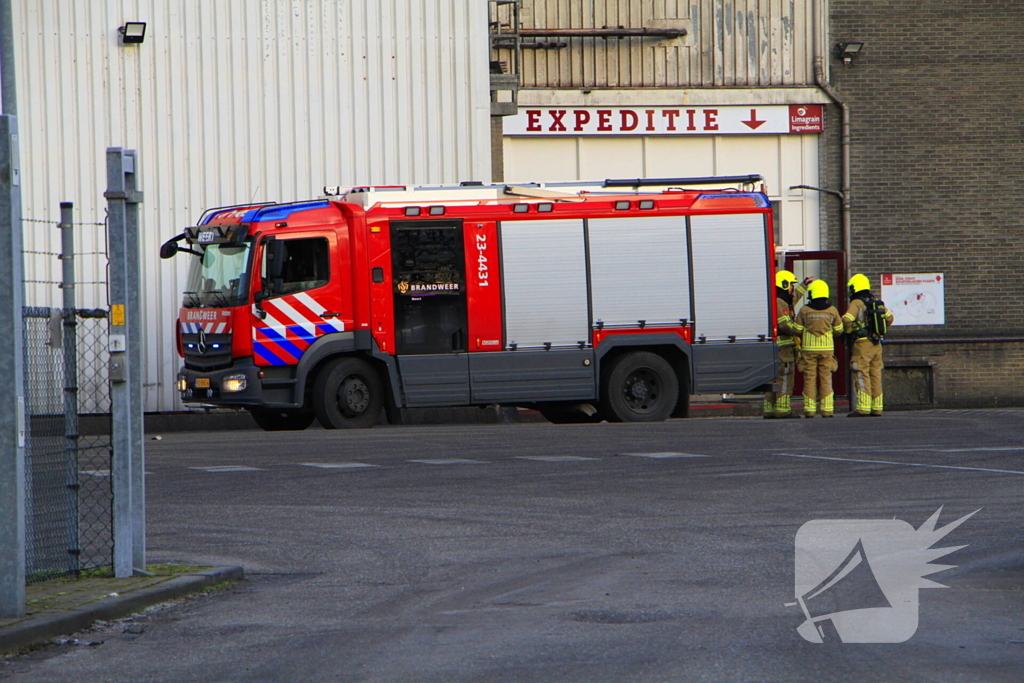 Brandweer blust brand in meelfabriek, gebouw ontruimd