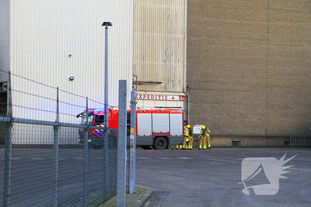 Brandweer blust brand in meelfabriek, gebouw ontruimd