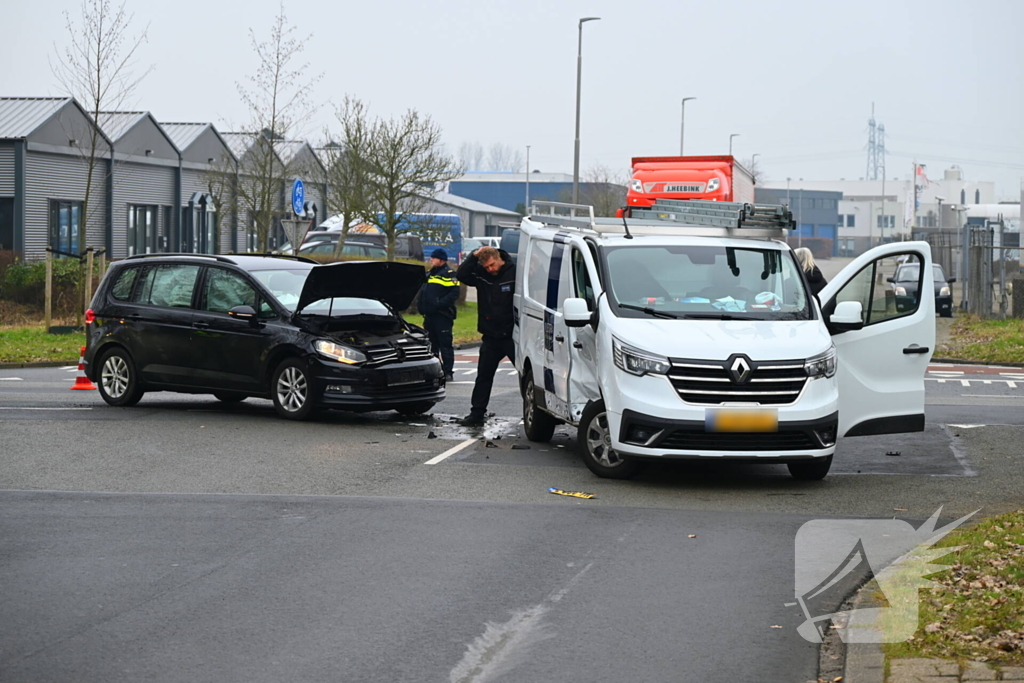 Bestelbus en personenauto botsen op elkaar