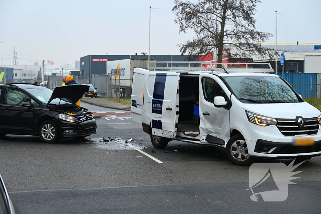 Bestelbus en personenauto botsen op elkaar