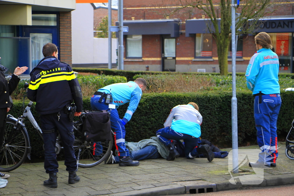 Twee fietsers botsen op elkaar op rotonde