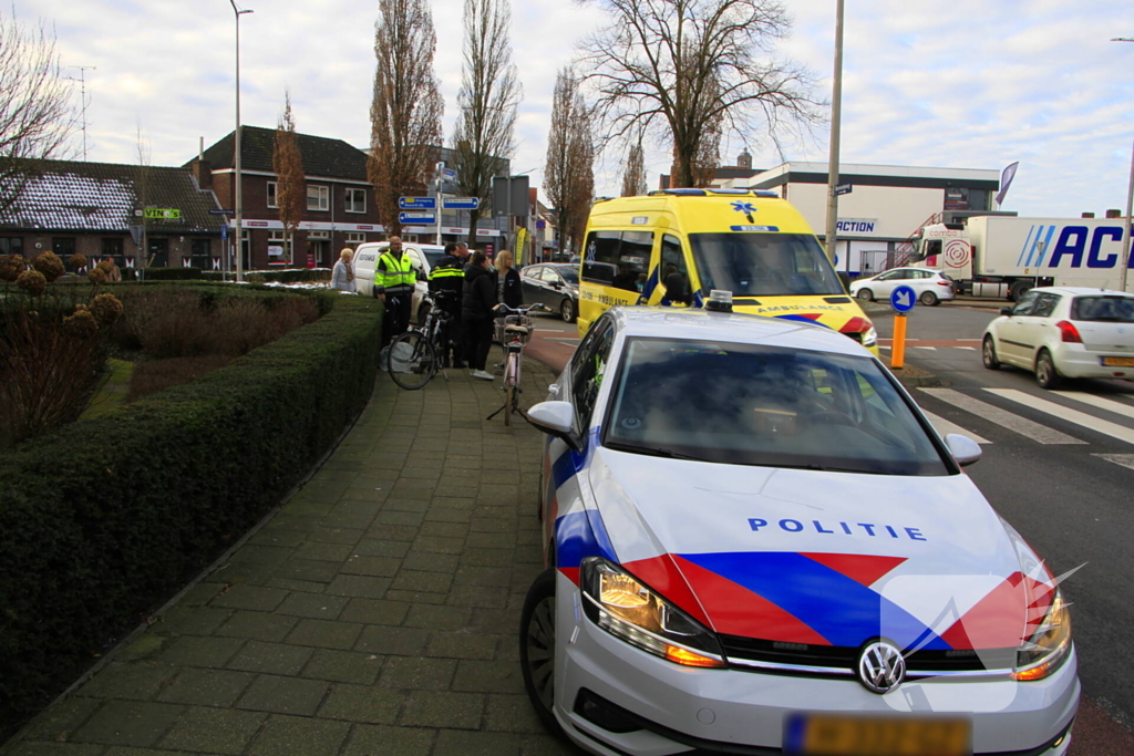 Twee fietsers botsen op elkaar op rotonde