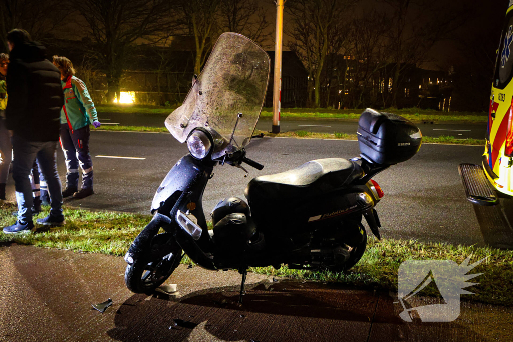 Scooterrijder komt ten val bij aanrijding