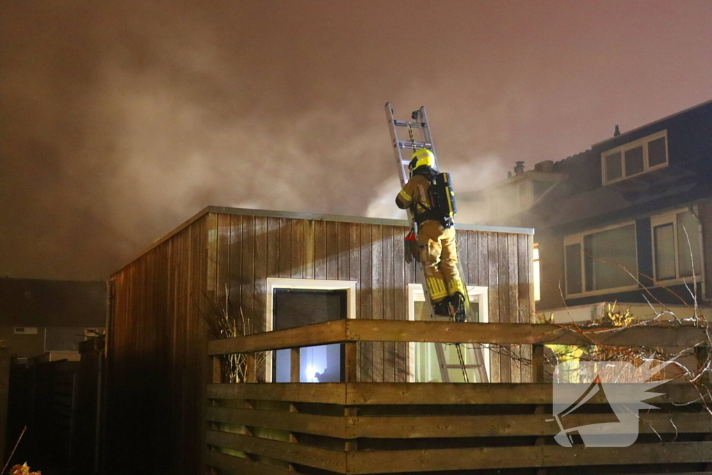 Brandweer schaalt op voor brand in schuur