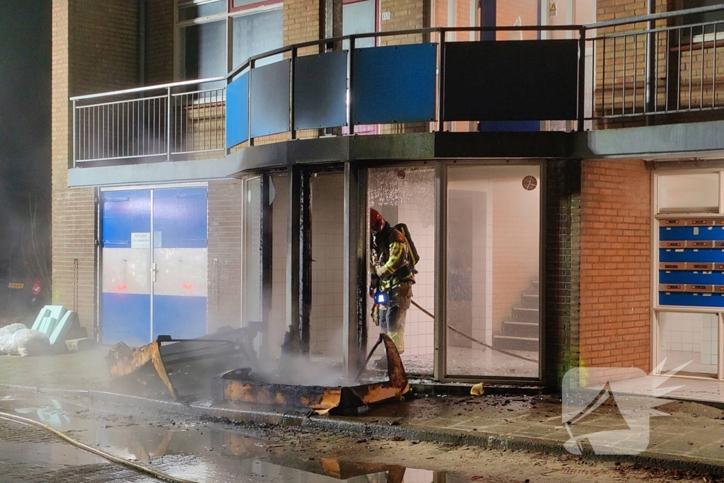 Flat vol rook na gebarsten ruiten door brand