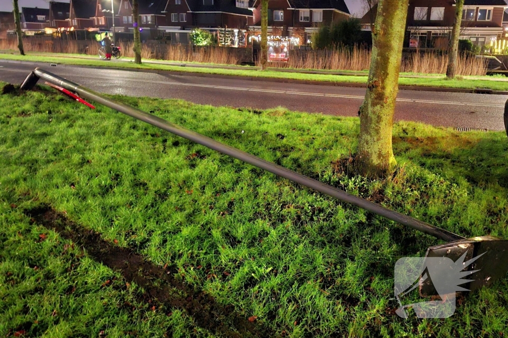 Auto vliegt uit de bocht en rijdt lichtmast uit de grond