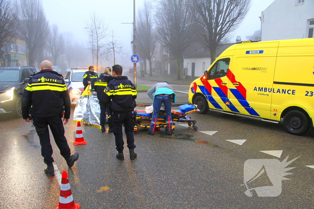 Motorrijder hard onderuit na rem actie fietsende schooljeugd