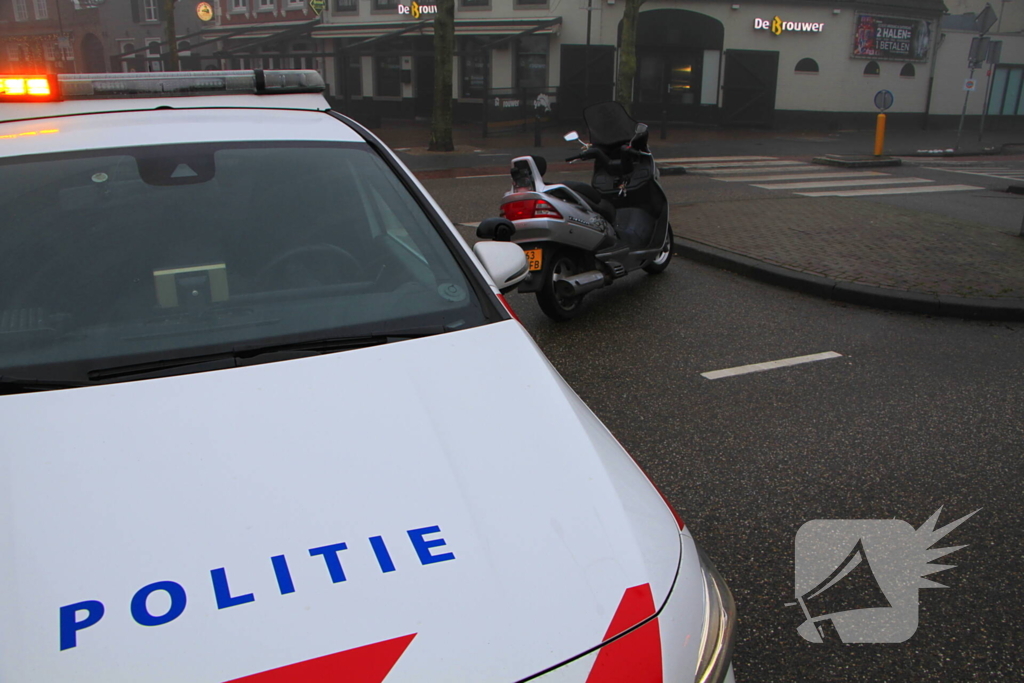 Motorrijder hard onderuit na rem actie fietsende schooljeugd