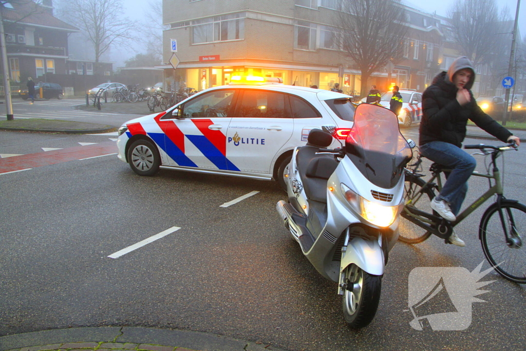 Motorrijder hard onderuit na rem actie fietsende schooljeugd