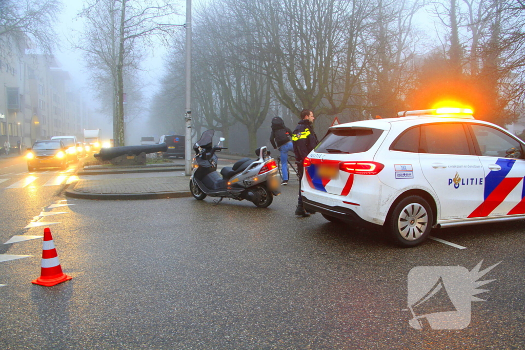 Motorrijder hard onderuit na rem actie fietsende schooljeugd