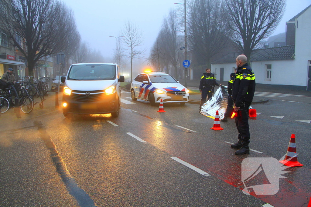 Motorrijder hard onderuit na rem actie fietsende schooljeugd