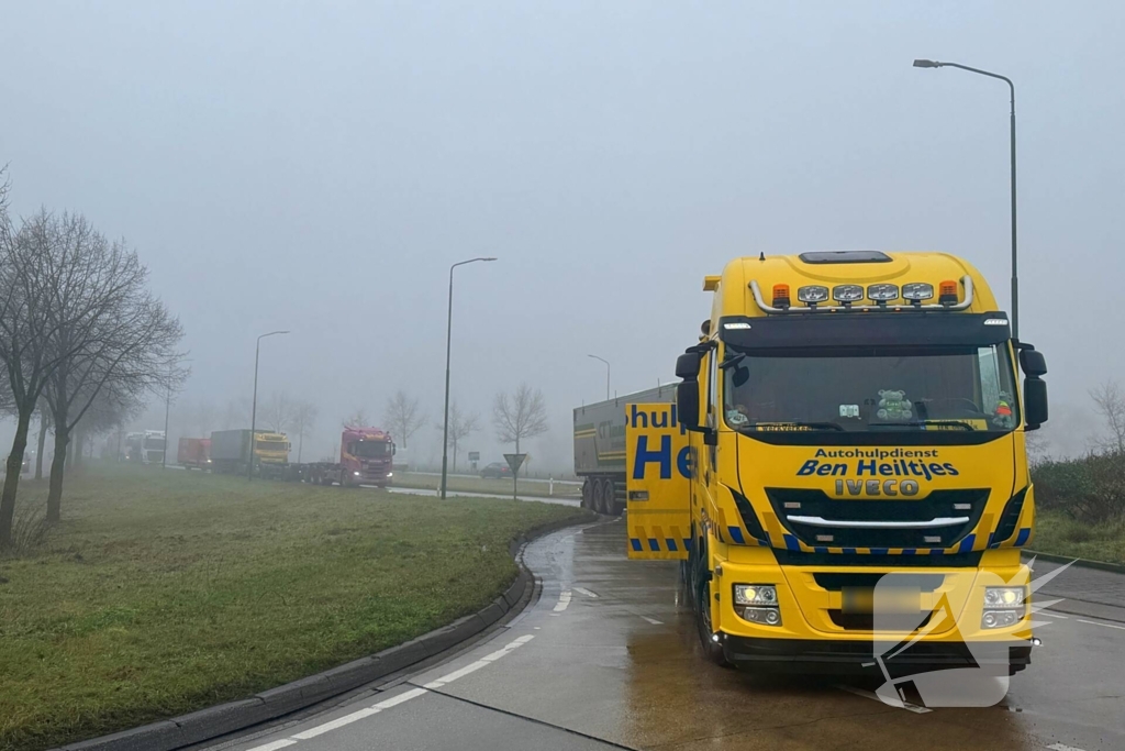 Vrachtwagen blokkeert rotonde en veroorzaakt verkeershinder