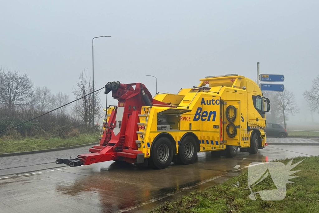 Vrachtwagen blokkeert rotonde en veroorzaakt verkeershinder