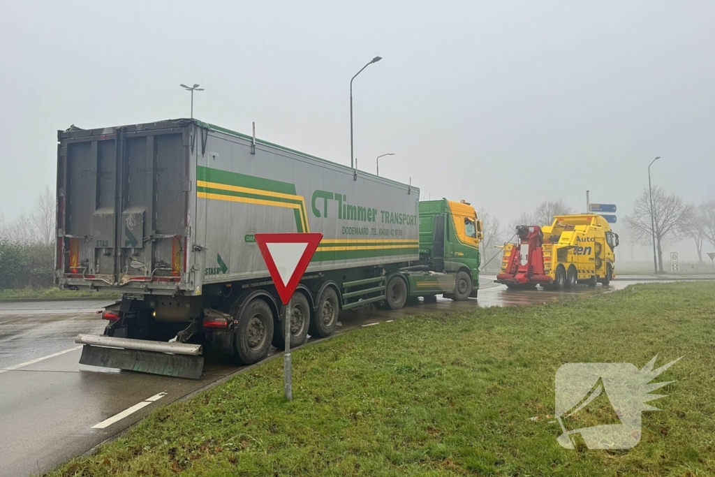 Vrachtwagen blokkeert rotonde en veroorzaakt verkeershinder