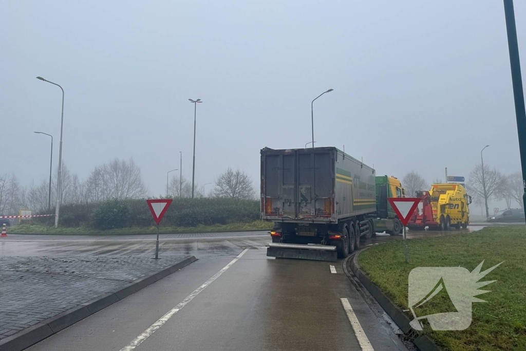 Vrachtwagen blokkeert rotonde en veroorzaakt verkeershinder