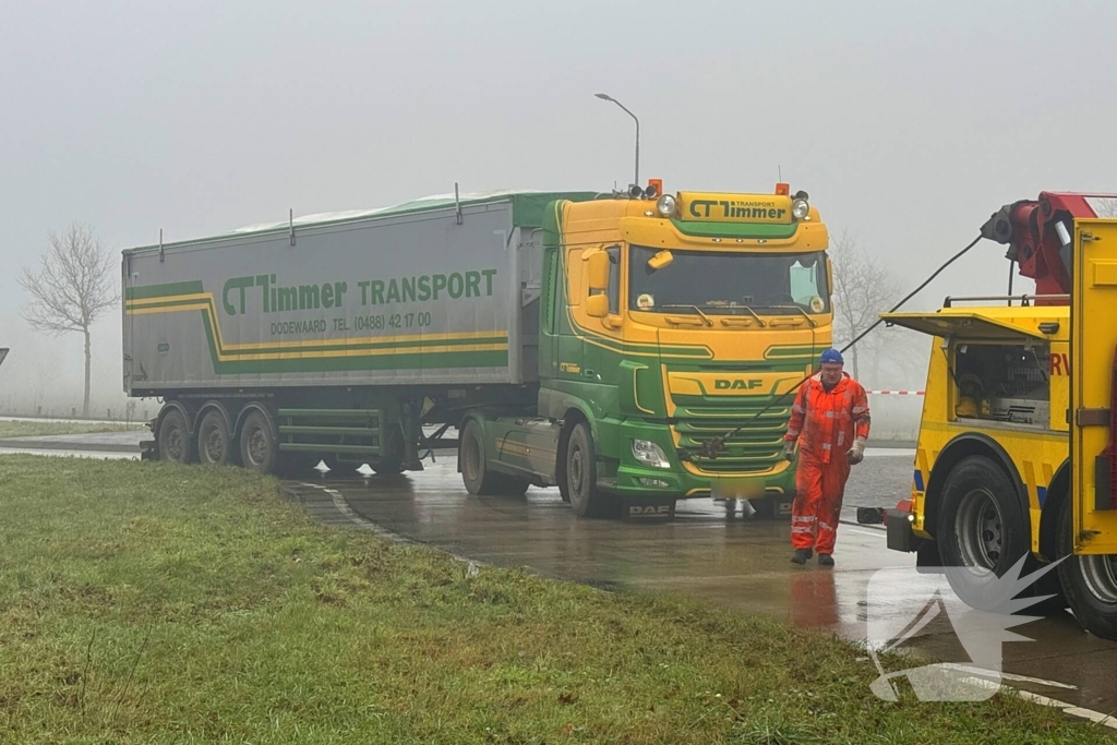 Vrachtwagen blokkeert rotonde en veroorzaakt verkeershinder