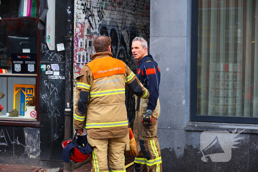 Brandweer haalt zwaargewond persoon uit brandend appartement