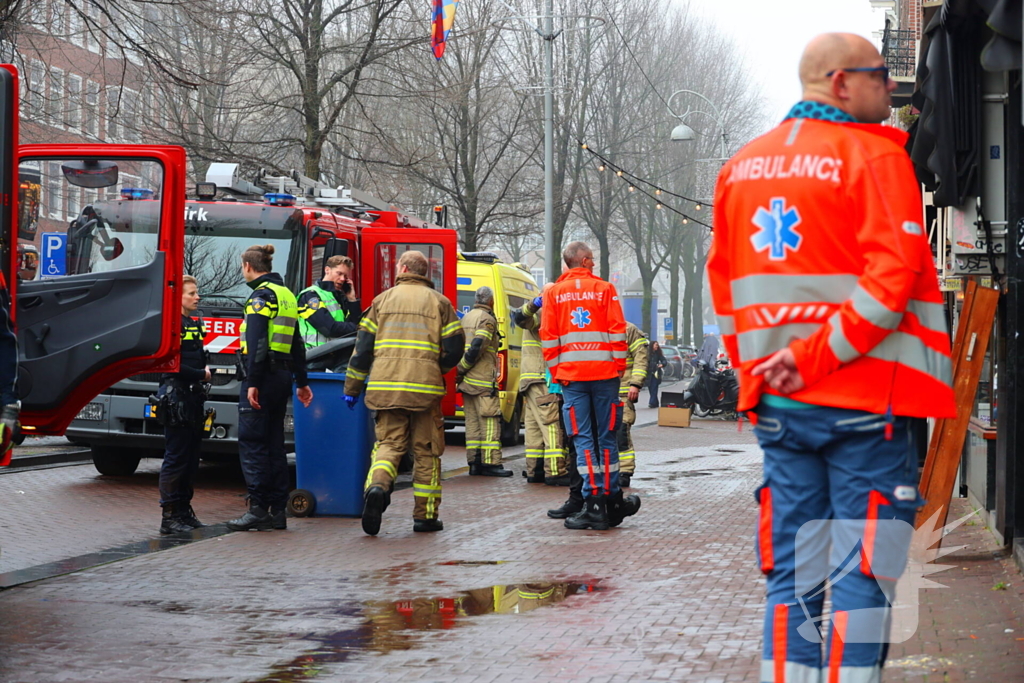 Brandweer haalt zwaargewond persoon uit brandend appartement