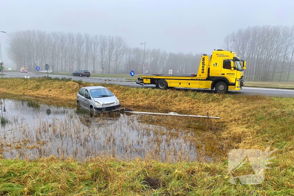 Auto raakt van de weg