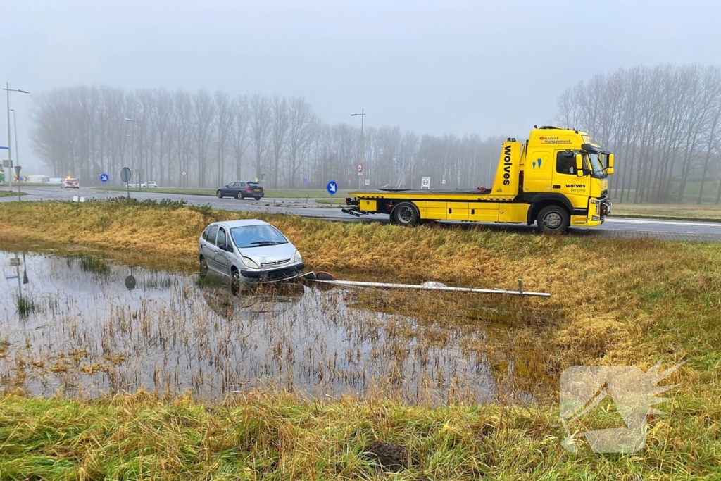 Auto raakt van de weg