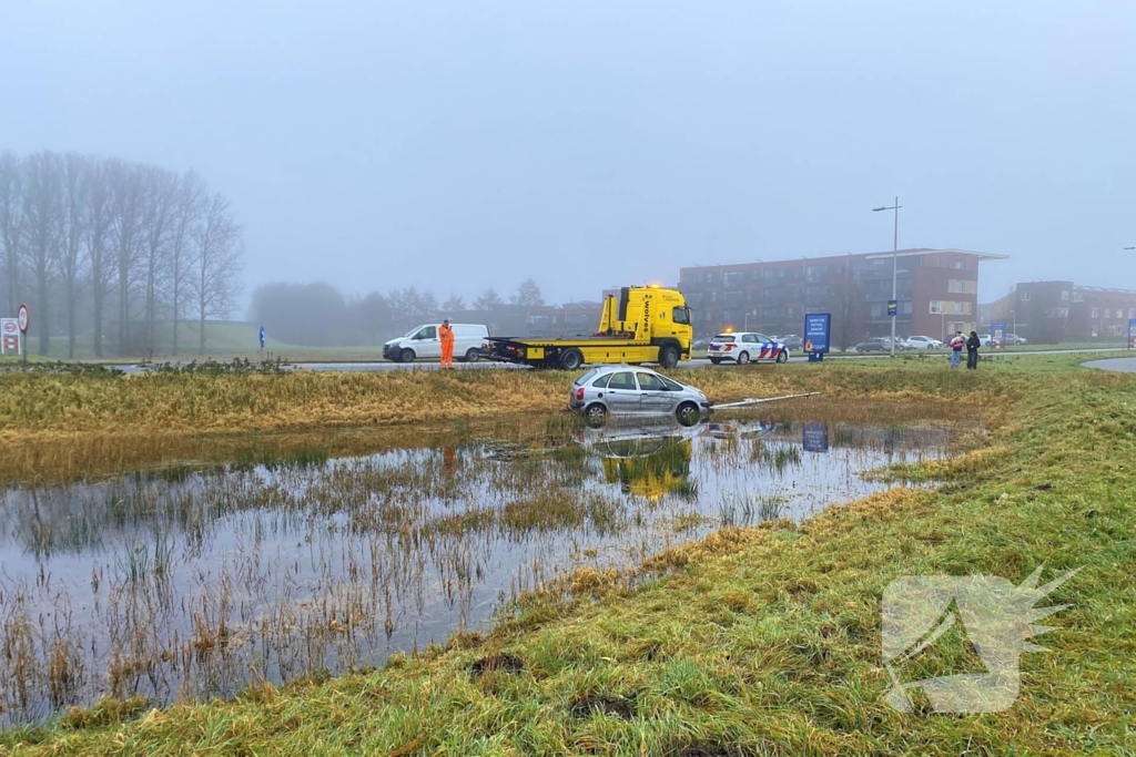 Auto raakt van de weg