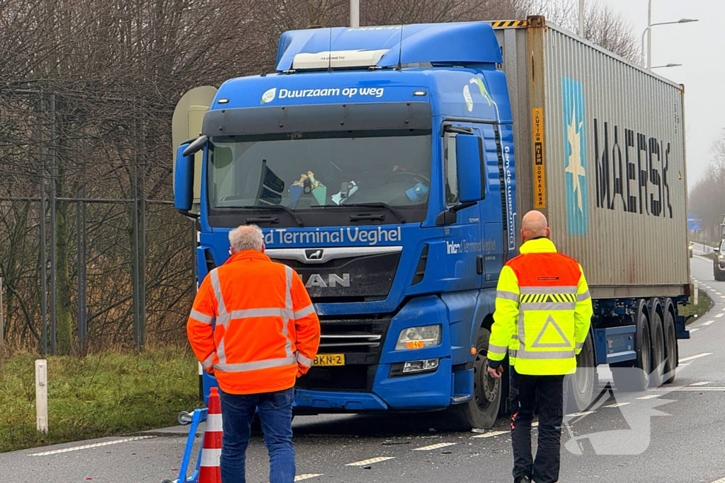 Flinke schade nadat vrachtwagen op voorgangers botst