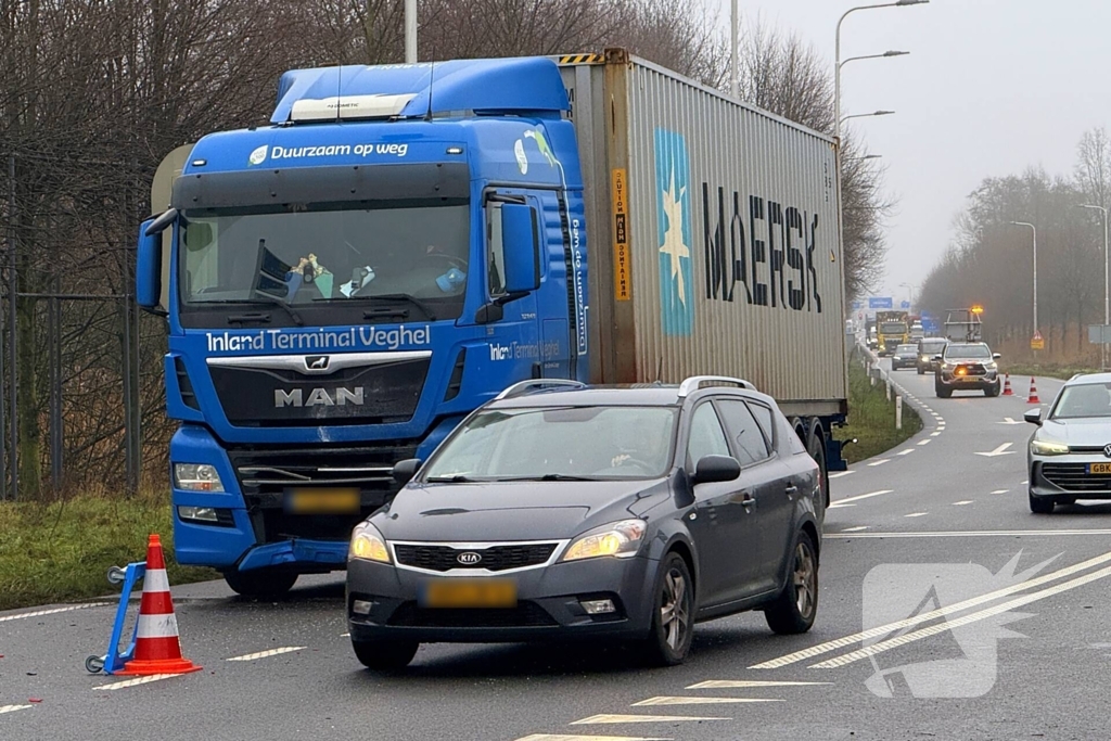 Flinke schade nadat vrachtwagen op voorgangers botst