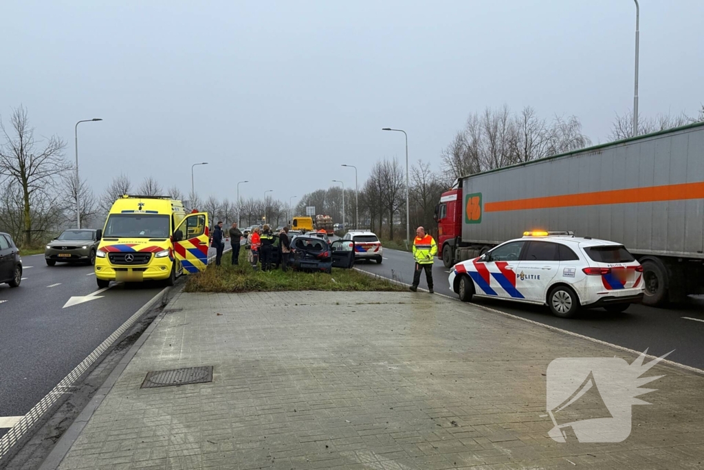 Flinke schade nadat vrachtwagen op voorgangers botst