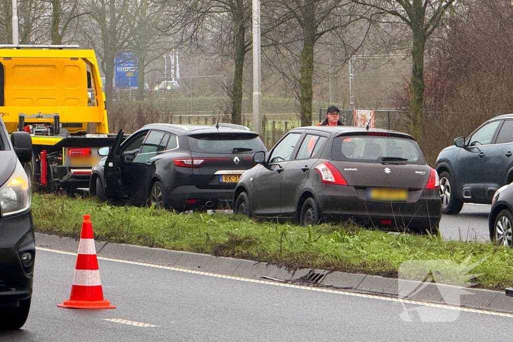 Flinke schade nadat vrachtwagen op voorgangers botst