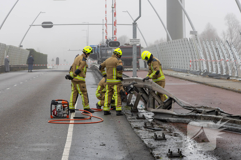 Forse schade na botsing met vrachtwagen