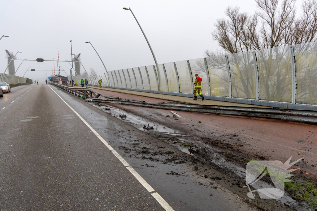 Forse schade na botsing met vrachtwagen