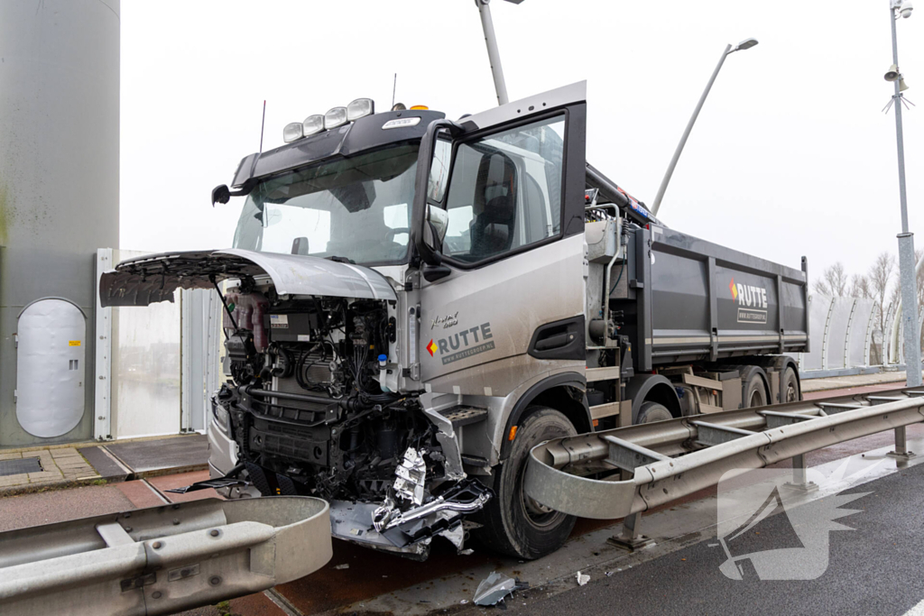 Forse schade na botsing met vrachtwagen