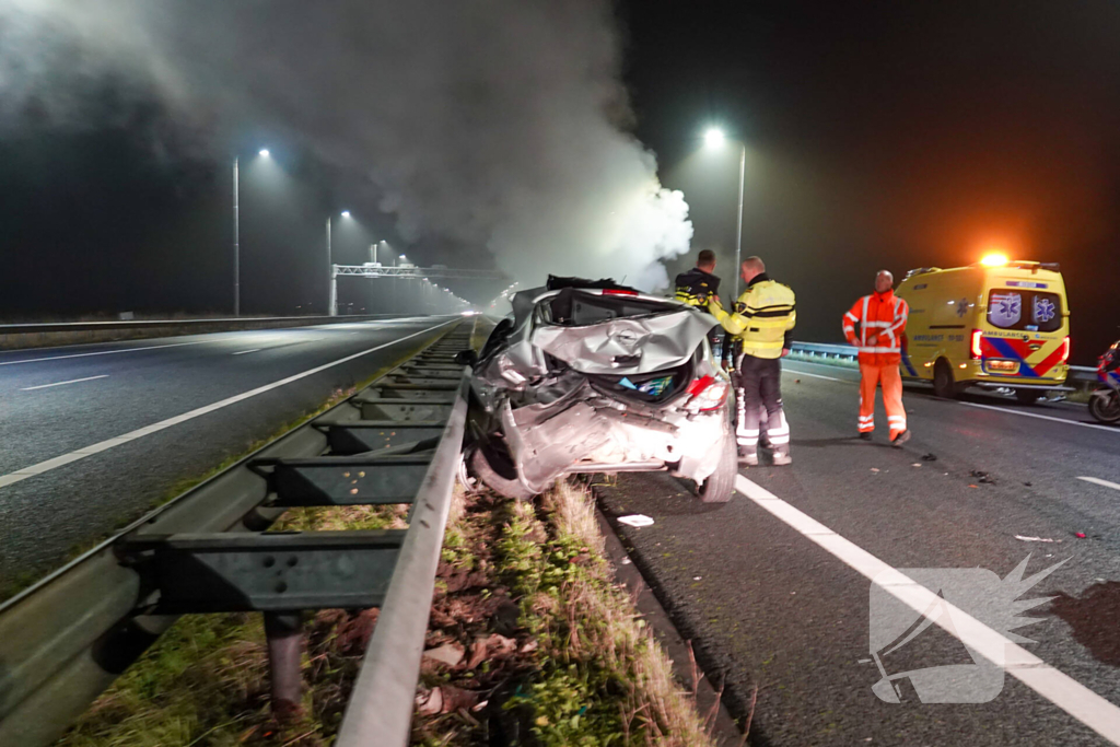 Auto var vlam na aanrijding