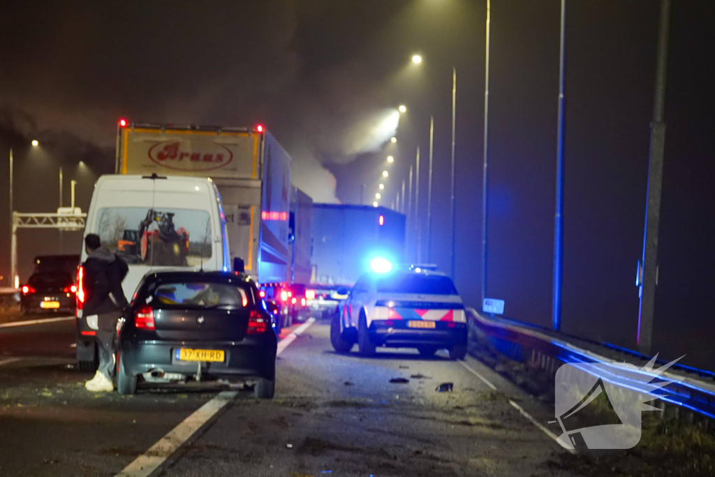 Auto var vlam na aanrijding