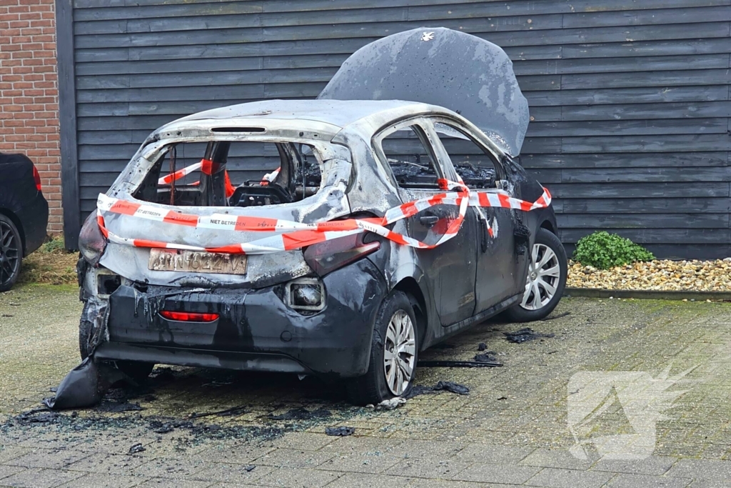 Politie zoekt getuigen na autobrand