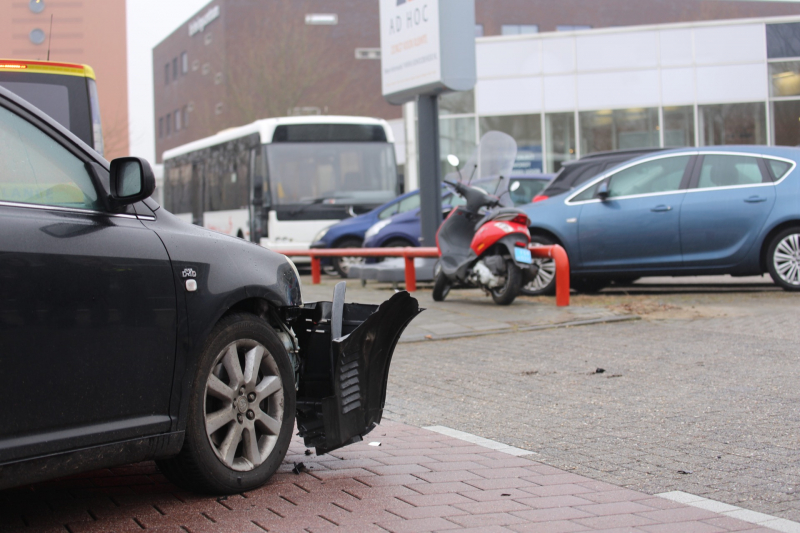 Automobilist rijdt snorscooter aan