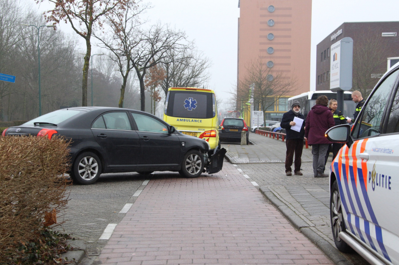 Automobilist rijdt snorscooter aan