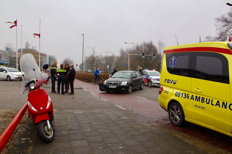 Automobilist rijdt snorscooter aan