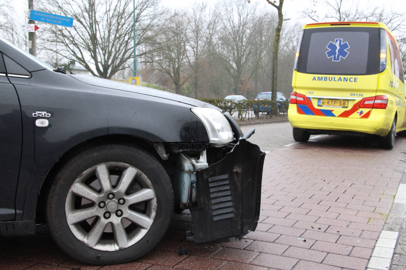 Automobilist rijdt snorscooter aan