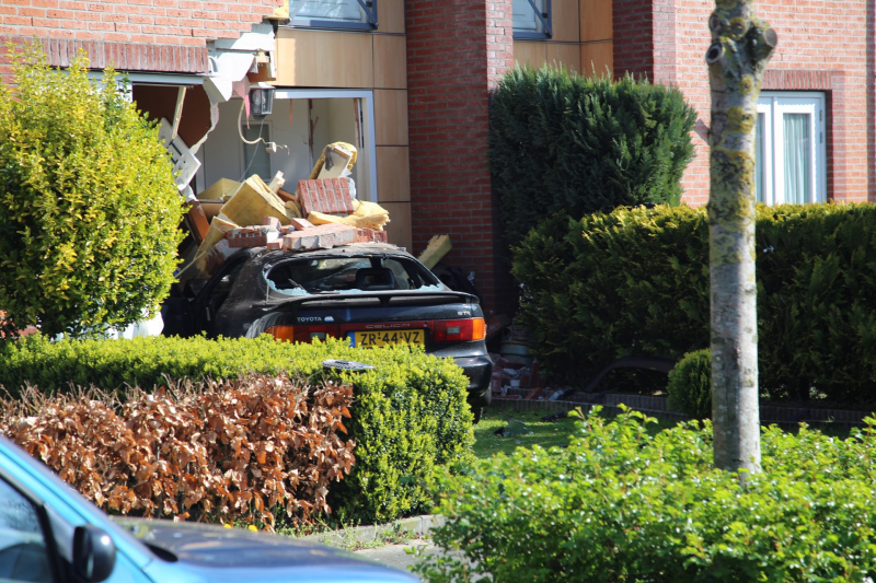 Auto rijdt tegen gevel van woning