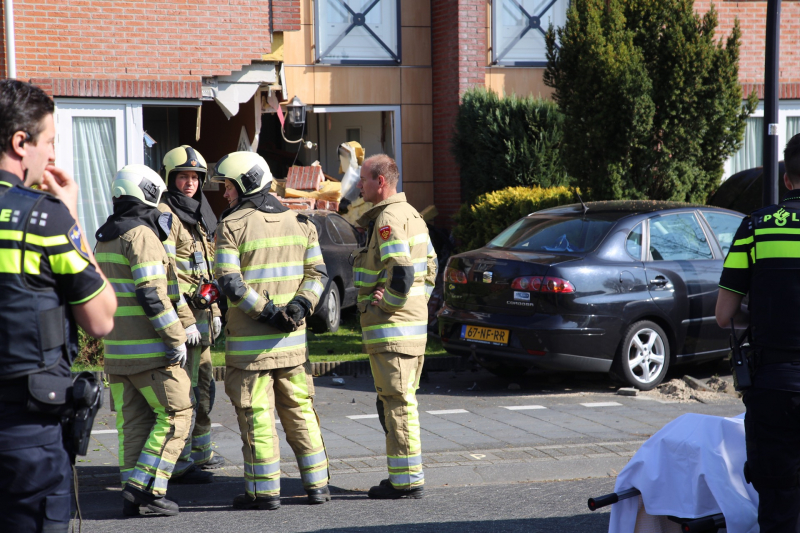 Auto rijdt tegen gevel van woning