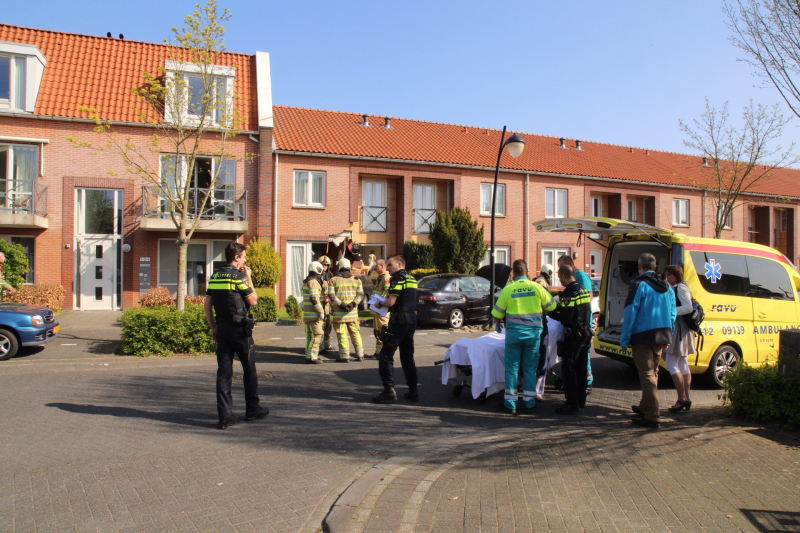 Auto rijdt tegen gevel van woning