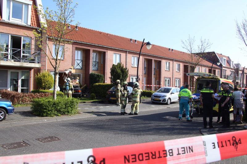 Auto rijdt tegen gevel van woning