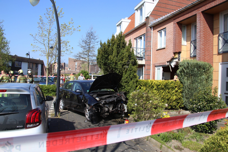 Auto rijdt tegen gevel van woning